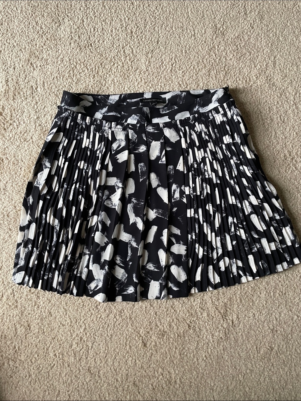 Banana Republic Black and White Pleated Brushstroke Print Skirt